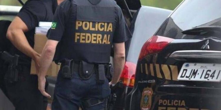 Agentes da PF durante operação