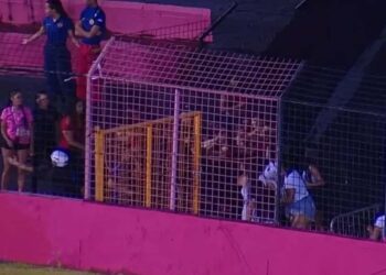 Briga entre torcedoras do Sport e do ABC-RN aconteceu no domingo (28), na Ilha do Retiro, no Recife