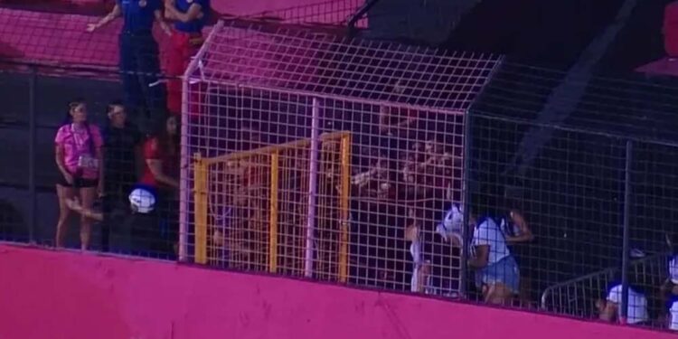 Briga entre torcedoras do Sport e do ABC-RN aconteceu no domingo (28), na Ilha do Retiro, no Recife