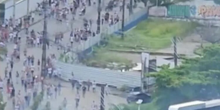 Confusão entre torcedores do Santa Cruz e Campinense no Recife