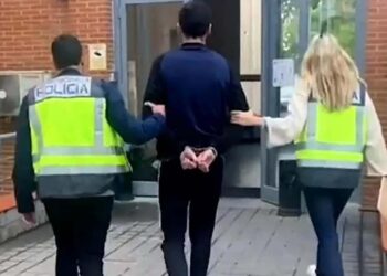 Polícia da Espanha detém suspeitos de pendurar boneco representando Vinicius Jr. enforcado