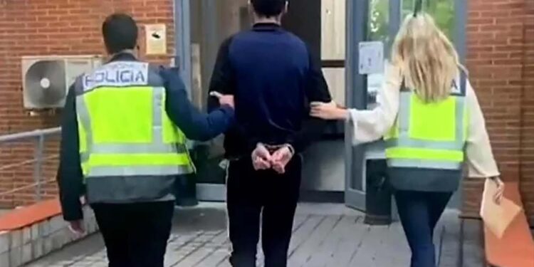 Polícia da Espanha detém suspeitos de pendurar boneco representando Vinicius Jr. enforcado