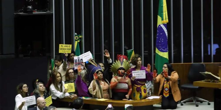 O projeto foi alvo de protestos de indígenas e entidades que defendem os povos originários