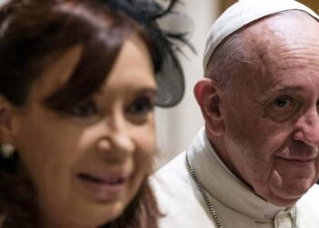 Papa Francisco ao lado da então presidente da Argentina, Cristina Kirchner (2007-2015), durante audiência privada no Vaticano
