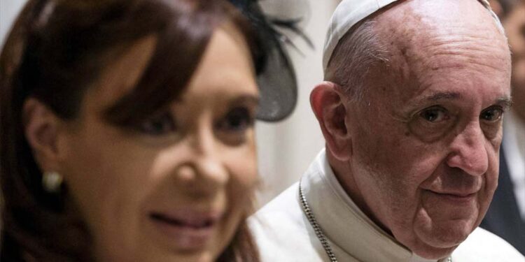 Papa Francisco ao lado da então presidente da Argentina, Cristina Kirchner (2007-2015), durante audiência privada no Vaticano