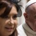 Papa Francisco ao lado da então presidente da Argentina, Cristina Kirchner (2007-2015), durante audiência privada no Vaticano