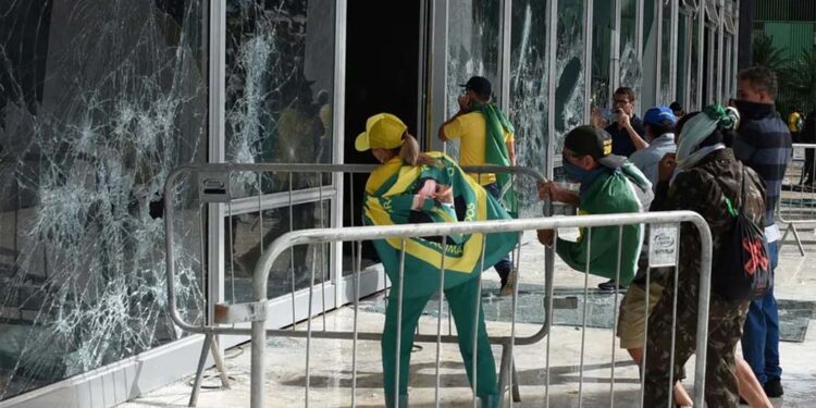 Operação Lesa Pátria tenta identificar quem financiou atos