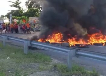 Manifestantes atearam fogo em pneus e entulhos