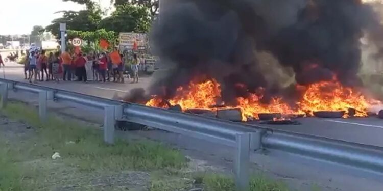 Manifestantes atearam fogo em pneus e entulhos