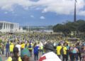 Bolsonaristas reunidos durante a invasão de 8 de janeiro