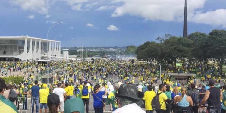 Bolsonaristas reunidos durante a invasão de 8 de janeiro