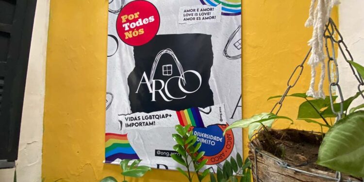 Banner da ong ARCO em combate à homofobia