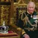 Charles III sentado ao lado da coroa da então rainha durante a abertura do Parlamento, no Palácio de Westminster, em 2022