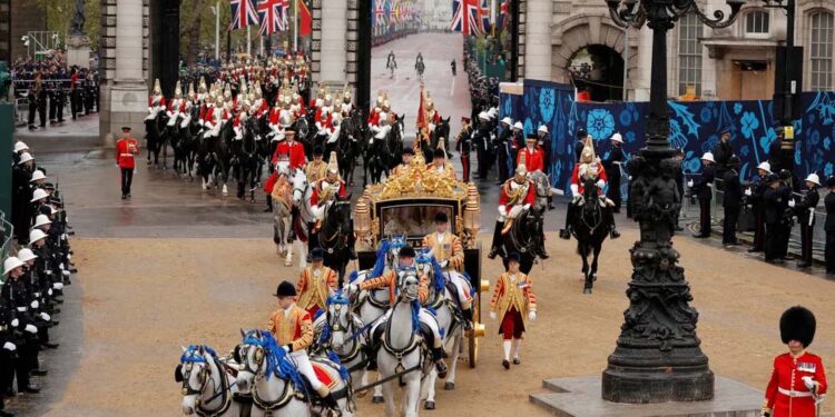 Rei Charles III na carruagem segue para a coroação