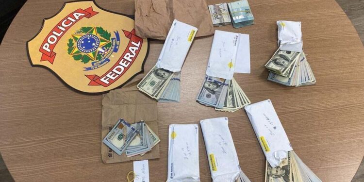 PF investiga lavagem de dinheiro após descoberta de US$ 35 mil na casa de Mauro Cid