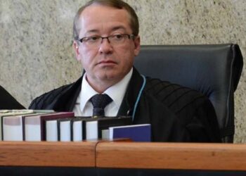 O desembargador federal Cândido Ribeiro durante sessão no TRF-1