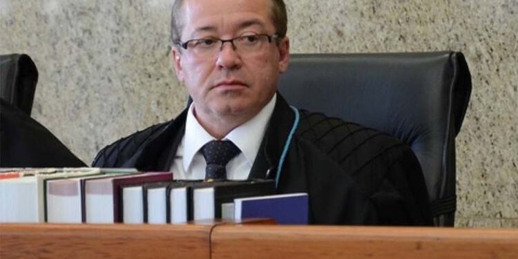 O desembargador federal Cândido Ribeiro durante sessão no TRF-1