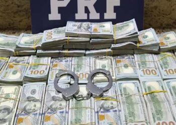 Policiais apreenderam dinheiro em cofre na casa de Mauro Cid