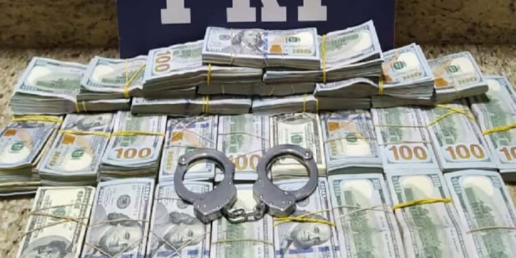 Policiais apreenderam dinheiro em cofre na casa de Mauro Cid