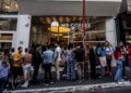 O We Coffee vê a clientela disputar minuto a minuto na fila: na Paulista, atendimento foi automatizado Maria Isabel Oliveira