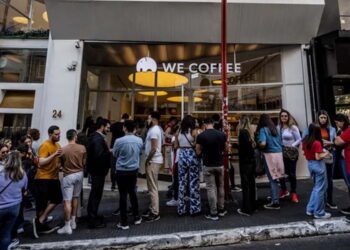 O We Coffee vê a clientela disputar minuto a minuto na fila: na Paulista, atendimento foi automatizado Maria Isabel Oliveira
