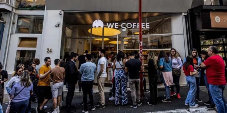 O We Coffee vê a clientela disputar minuto a minuto na fila: na Paulista, atendimento foi automatizado Maria Isabel Oliveira