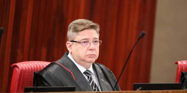 Raul Araújo rejeita minuta golpista e vota para absolver Bolsonaro no TSE