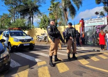 Outro aluno de 16 anos foi baleado na cabeça e encaminhado ao hospital em estado grave, segundo socorristas.