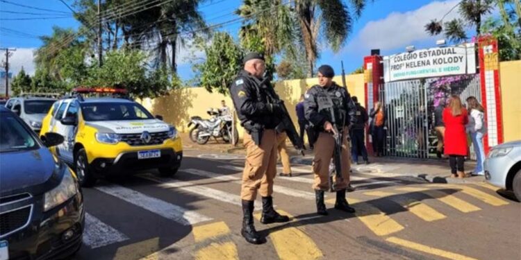 Outro aluno de 16 anos foi baleado na cabeça e encaminhado ao hospital em estado grave, segundo socorristas.
