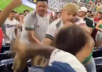 Vídeo mostra momento das agressões a uma mulher durante uma partida de futebol nos EUA.