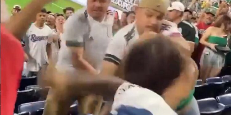 Vídeo mostra momento das agressões a uma mulher durante uma partida de futebol nos EUA.