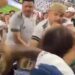 Vídeo mostra momento das agressões a uma mulher durante uma partida de futebol nos EUA.
