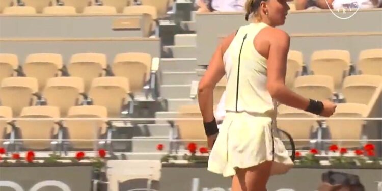 Bia alcança um feito histórico em Roland Garros ao vencer a sétima do ranking mundial e avançar para as semifinais.