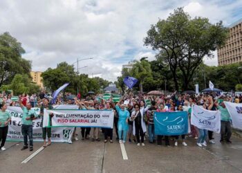 Enfermeiros e técnicos fecharam a Agamenon Magalhães nesta quinta (29).