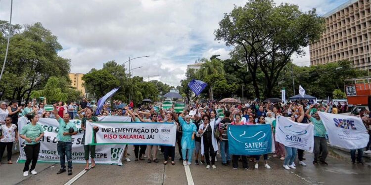 Enfermeiros e técnicos fecharam a Agamenon Magalhães nesta quinta (29).