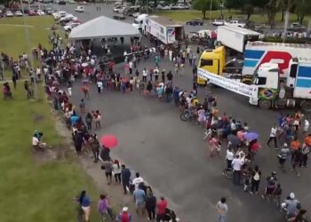 Empresa distribui 28 toneladas de salsicha em protesto contra bloqueio de exportações pela Venezuela.