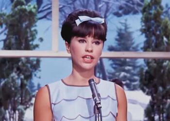 A versão em inglês de "Garota de Ipanema", chamada "Girl from Ipanema", tornou o movimento musical brasileiro conhecido mundialmente.