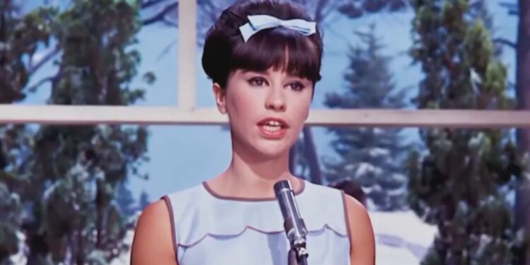 A versão em inglês de "Garota de Ipanema", chamada "Girl from Ipanema", tornou o movimento musical brasileiro conhecido mundialmente.