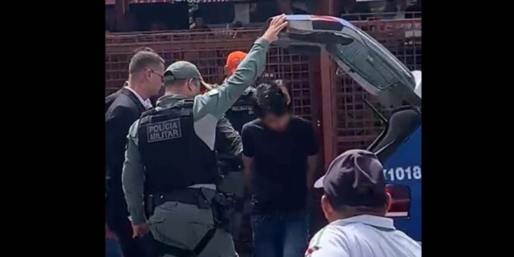 Policiais militares escoltaram estudante