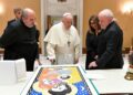 Papa Francisco observa arte que recebeu de presente do presidente do Brasil, Luiz Inácio Lula da Silva