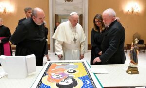 Papa Francisco observa arte que recebeu de presente do presidente do Brasil, Luiz Inácio Lula da Silva