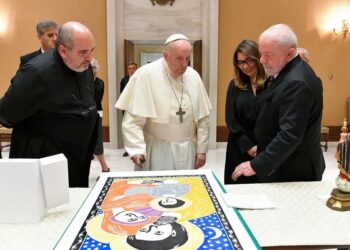 Papa Francisco observa arte que recebeu de presente do presidente do Brasil, Luiz Inácio Lula da Silva