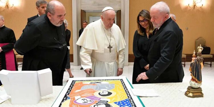Papa Francisco observa arte que recebeu de presente do presidente do Brasil, Luiz Inácio Lula da Silva