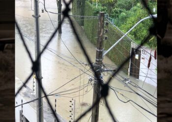 Rua Tito Lívio Soares, no Poço da Panela, virou uma piscina nesta sexta (30)
