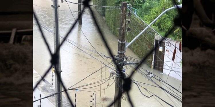 Rua Tito Lívio Soares, no Poço da Panela, virou uma piscina nesta sexta (30)