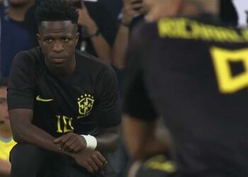 Seleção brasileira utilizou a camisa preta durante o 1º tempo de Brasil x Guiné, como forma de protesto.