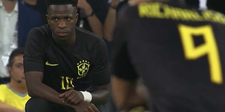 Seleção brasileira utilizou a camisa preta durante o 1º tempo de Brasil x Guiné, como forma de protesto.