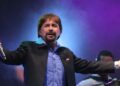 Adelmario Coelho é cantor e compositor