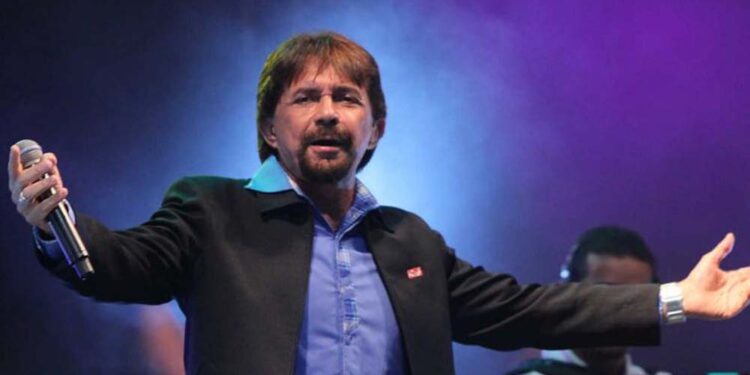 Adelmario Coelho é cantor e compositor