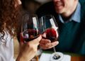 casal brindando vinho